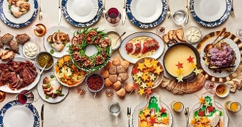 Feestelijk gedekte tafel met diverse gerechten voor het kerstdiner.