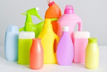Felgekleurde kunststofflessen voor huishoudelijke reinigingsproducten
