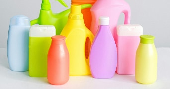 Felgekleurde kunststofflessen voor huishoudelijke reinigingsproducten