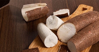 Gesneden cassave op een houten snijplank