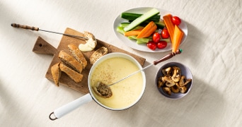 Kaasfondue pan met groenten en brood