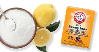 Citroenen, een kom met baking soda en een pak Arm & Hammer baking soda.