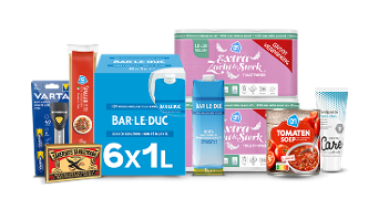 Verschillende dagelijkse producten van Albert Heijn, waaronder Bar-le-Duc mineraalwater, toiletpapier, spaghetti, Varta batterijen, Sakkeriets tandstokers, tomatensoep, tandpasta en afwasmiddel.