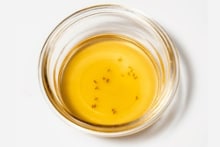 Kom met fruitvliegen in vloeistof