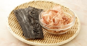 Katsuobushi en kombu op een bamboe dienblad