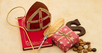 Sinterklaas attributen met mijter, staf, chocoladeletter, cadeau, pepernoten, boek en veer