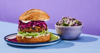 Burger op paarse achtergrond