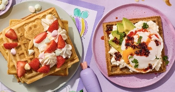 wafels op een bordje met een paarse achtergrond