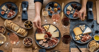 tafel met wijnen en kaasjes. Wijnproeverij