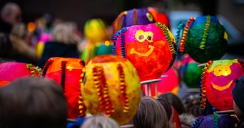 Kinderen met kleurrijke lampionnen tijdens een optocht