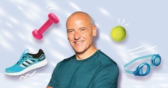 Sportartikelen met zwembril, tennisschoen, halter en tennisbal tegen een blauwe achtergrond.