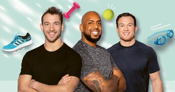 Drie mannen in sportkleding met op de achtergrond een roze halter, een Adidas hardloopschoen, een tennisbal en een blauwe zwembril.