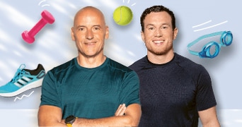 Twee personen met sportaccessoires: roze dumbbell, blauwe Adidas hardloopschoen, tennisbal en blauwe zwembril.