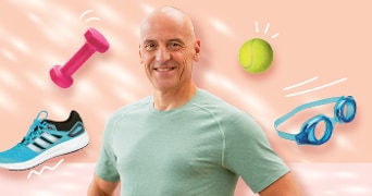 Man in sportkleding met sportaccessoires zoals een roze halter, blauwe Adidas sportschoen, tennisbal en blauwe zwembril.