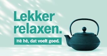 Theepot op een mintgroene achtergrond met de tekst "Lekker relaxen. Hè hè, dat voelt goed."