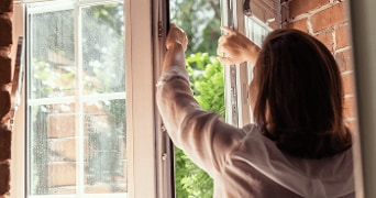 Vrouw die een raam opent