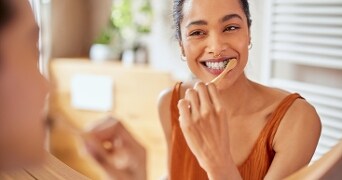 Vrouw die haar tanden poetst.