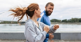 Man en vrouw die samen aan het hardlopen zijn.
