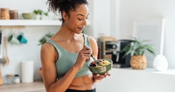 Vrouw die ontbijt eet