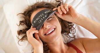 Vrouw met een slaapmasker op