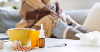Neusspray, een thermometer en pijnstillers tegen de griep.