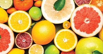 Assortiment van gesneden citrusvruchten, waaronder sinaasappels, grapefruits en limoenen.
