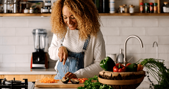 Vrouw bereidt groenten in een keuken