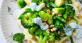 Aardappelpuree met broccoli, spruitjes, hazelnoten en een romige saus