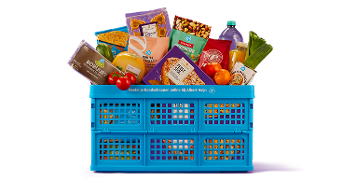 Blauwe Albert Heijn boodschappenkrat gevuld met diverse levensmiddelen, zoals groente, fruit, kaas, brood, snacks en dranken, gepresenteerd voor online boodschappen bestellen.