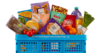 Blauwe winkelmand gevuld met Albert Heijn producten zoals kaas, groenten, fruit, crackers, frisdrank en soep