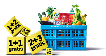 Blauwe Albert Heijn krat gevuld met diverse boodschappen, zoals groente, fruit, frisdrank en schoonmaakmiddel. Op de voorgrond staan opvallende gele blokken met kortingsacties zoals "1+1 gratis", "1+2 gratis" en "2+3 gratis".