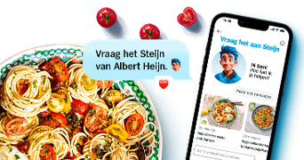 Bord met spaghetti en tomaatjes naast een smartphone met de Albert Heijn app waarin digitale assistent Steijn wordt getoond.