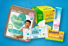 Een collectie van babyverzorgingsproducten, waaronder Pampers Harmonie luiers, AH waterdoekjes, Zwitsal lotion billendoekjes, Bepanthen Baby Zalf en Sinaspril paracetamol 120 mg zetpil.
