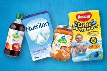 Productenfoto met AH Biologisch diksap appel, Nutrilon dreumesmelk, AH Biologisch volkoren spaghetti bolognese babymaaltijd, en Huggies Little Swimmers zwemluiers.