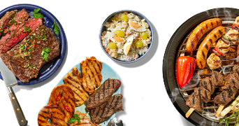 Gegrild vlees op een bord, aardappelsalade in een kom en diverse soorten vlees en groente op een barbecue grill.
