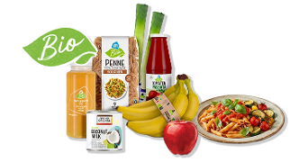 Biologische producten van Albert Heijn, waaronder penne pasta, tomatenpassata, kokosmelk, verse groenten, bananen, een rode appel, prei en een bereid pastagerecht, gepresenteerd met een bio-logo.