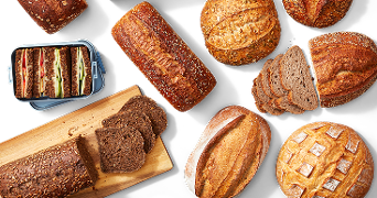 Verschillende soorten broden waarvan ook brood in een broodtrommel