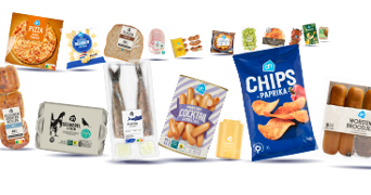 Verschillende Albert Heijn eigen merk producten zoals pizza, chips, haring, eieren, en worst op een witte achtergrond.