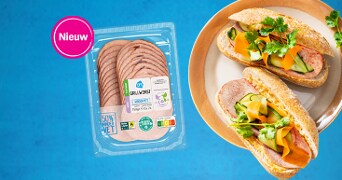 Vers gesneden AH Grillworst met 50% minder vet en twee belegde broodjes vol verse groenten.