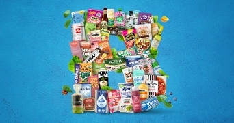 Diverse selectie van A-merk voedingsproducten in de vorm van een blauwe letter A op een blauwe achtergrond, met o.a. zuivel, dranken, ontbijtproducten en snacks.