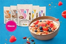 Verschillende ontbijtproducten van Albert Heijn, waaronder smoothie bowl mix, havermout, fruit en thee, gepresenteerd met ontbijtkommen en ingrediënten zoals kiwi, bessen en chiazaad.