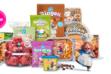 Nieuw assortiment Albert Heijn kinderproducten, waaronder rozijnen, zoete kleine appeltjes, pannenkoeken, ontbijtgranen, soepgroenten, snoepgroente en een cartoonhamster met koksmuts.