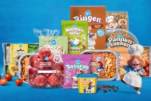 Nieuw assortiment Albert Heijn kinderproducten, waaronder rozijnen, zoete kleine appeltjes, pannenkoeken, ontbijtgranen, soepgroenten, snoepgroente en een cartoonhamster met koksmuts.