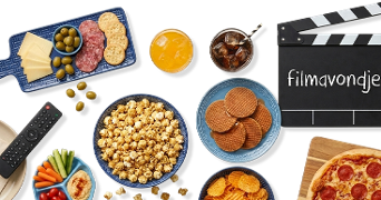 Afbeelding van verschillende snacks en drankjes, waaronder popcorn, stroopwafels, chips, groenten met dip, kaas en worst met crackers, pizza, frisdrank en sap, naast een afstandsbediening en een filmklapper met de tekst "filmavondje".