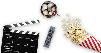 Filmavond accessoires: popcorn, een glaasje cola met ijs en een rietje, een afstandsbediening en een filmklapper.