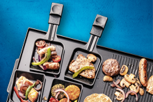 Gourmetstel met gegrilde groenten, vlees en pannenkoeken op de bakplaat.