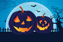 Illustratie van twee pompoenen met uitgesneden gezichten voor Halloween tegen een achtergrond van een volle maan, vliegende vleermuizen en een kale boom.