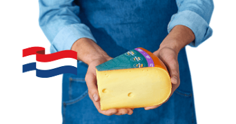 Een stuk Nederlandse kaas in handen, met een Nederlandse vlag rechts afgebeeld.