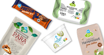 Verschillende Albert Heijn huismerkproducten, waaronder een proteinreep, biologische eieren, ongebrande paranoten, cottage cheese en volkoren havermout