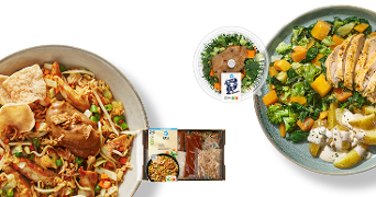 Grote schaal met nasi maaltijd, complete maaltijdsalade met kipfilet, groenten en kaas, en een verpakking kant-en-klare nasi van Albert Heijn